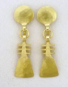 Figure symbol earrings in 18K yelow gold